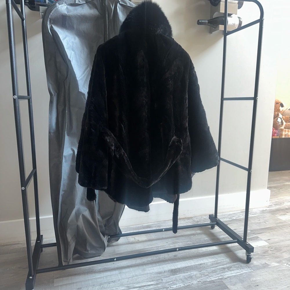 Elegant Black Faux Fur Cape - Picture 8 of 8